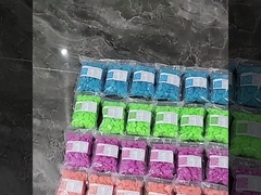 पीला सजावटी मछली टैंक चमकदार उद्यान कंकड़ क्वार्ट्ज सतह