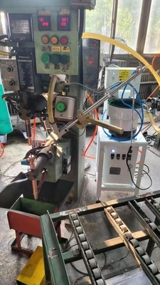 स्वचालित खिला प्रणाली स्वचालित नट स्पॉट वेल्डिंग