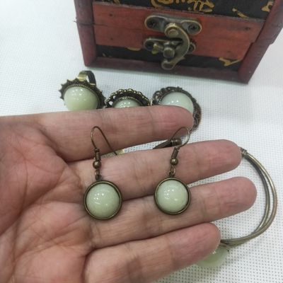 फैशन पैटर्न के साथ डार्क राल आभूषण सेट में चमक