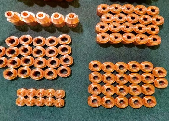निकला हुआ किनारा नट नट स्पॉट वेल्डिंग के लिए 17mmx25mm कवर करता है